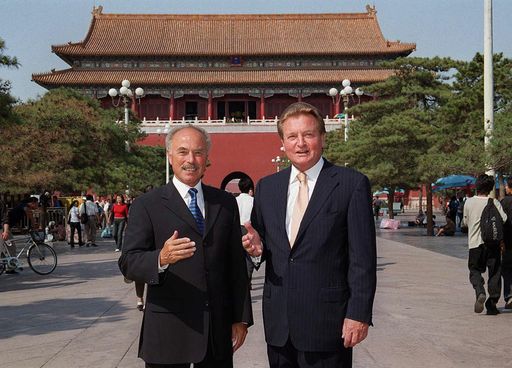 Vizebürgermeister Dr. Sepp Rieder (li.) und der
Präsident der Wiener Wirtschaftskammer Walter Nettig (re.) vor dem
Tor der 'Verbotenen Stadt' in Peking am 16.9.2002