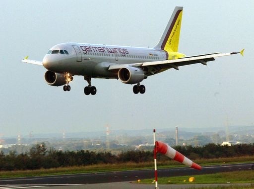 Bild zu OTS - Ankunft des ersten Jets von Deutschlands erster
"Günstig"-Airline Germanwings am Montag (16.09.2002) in Dortmund. Der
Airbus A 319, der in England in den Farben von Deutschlands erster
"No-Frills"-Airline lackiert worden ist, wird in Zukunft für
Deutschlands jüngste Airline fliegen.