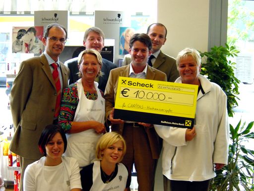 Bild zu OTS - (v.l.n.r): Gerhard Macher (Schwarzkopf), Krista
Christa, Wolfgang Salenka (Raiffeisenbank Niederösterreich-Wien AG ),
Herwig Reininger (GF Radio Arabella), Wolfgang Struber (Leitung
Promotion Radio Arabella) und Felicitas Filip (Caritas)
