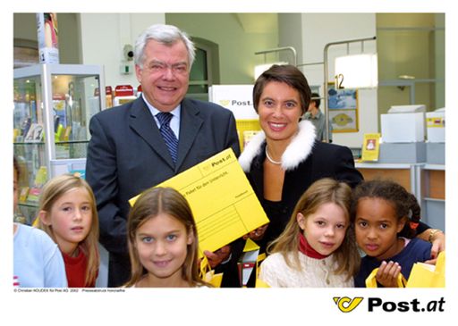 Bild zu OTS - Generaldirektor Anton Wais übergibt das Schulpaket der
Österreichischen Post AG an die Wiener Stadtschulratspräsidentin
Susanne Brandsteidl unter Beisein von Schülern der Volksschule
Stubenbastei am Postamt 1010 Wien.