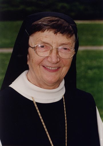 Bild zu OTS - Am 1. Oktober 2002 überreichte die Bundesministerin für
Bildung, Wissenschaft und Kultur, Frau Elisabeth Gehrer, Sr. M.
Rosaria Golsch O. Cist., emer. Äbtissin der Zisterzienserinnenabtei
Marienkron, das Silberne Ehrenzeichen für besondere Verdienste um die
Republik Österreich