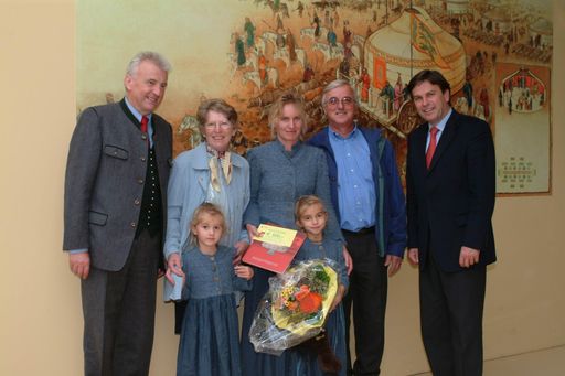 Bild zu OTS - Leobens Bürgermeister Matthias Konrad (ganz li) und
LH-Stv. Franz Voves (ganz re) beglückwünschen die 100.000e Besucherin
Margit Walch mit ihren Kindern Daniela und Birgit sowie den Eltern
Horst und Aloisia Koller, alle aus Graz.