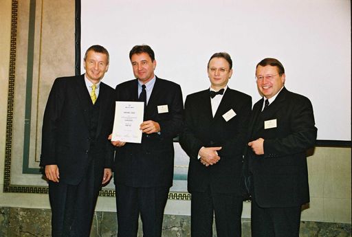 Bild zu OTS - OMV Generaldirektor-Stellvertreter Gerhard Roiss nahm
den Preis am 14. Oktober 2002 im Rahmen eines Festaktes im Wiener
Haus der Industrie von Bundesminister Martin Bartenstein und
Eucusa-Präsident Paul Rübig entgegen (v.l.n.r). Bundesminister Martin
Bartenstein, OMV Generaldirektor-stv. Gerhard Roiss, OMV
Marketingleiter Österreich Reinhard Gregor und MEP und Präsident der
europäischen Wirtschaftskammer Paul Rübig