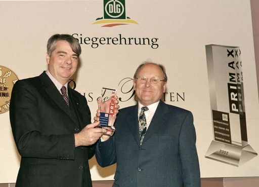 Bild zu OTS - Im Bild li.: Präsident der DLG Hr. Philip Freiherr von
dem Bussche, im Bild re.: Betriebsleiter der Landfrisch Molkerei Hr.
Hans Kreil.