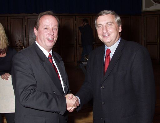 Bild zu OTS - ÖGB-Präsident Fritz Verzetnitsch (rechts) gratuliert
DJP-Vorsitzenden Franz Bittner