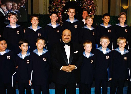 Vorschau Bild von Bild zu OTS - Das Grand Hotel Wien wurde offiziell als Mitglied von
JJW Hotels & Resorts eröffnet und mit einer aufwendigen Gala mit
zahlreichen österreichischen und internationalen Prominenten
gefeiert. Im Bild: Scheich Mohamed Bin Issa Al Jaber mit den Wiener
Sängerknaben bei der Gala.