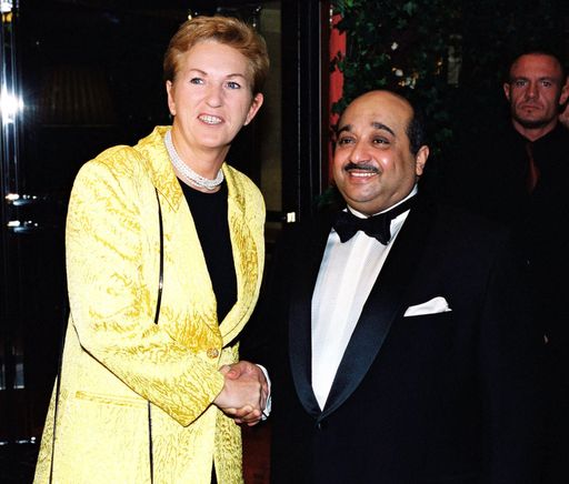 Bild zu OTS - Montag, den 21. Oktober 2002 fand im Grand Hotel Wien
die Neueröffnung des Hotels mit einem Galafest statt. Im Bild Grand
Hotel-Besitzer: Mohamed Issa Al Jaber (R.) mit ÖVP-Generalsekretärin
Maria Rauch-Kallat (L.)
