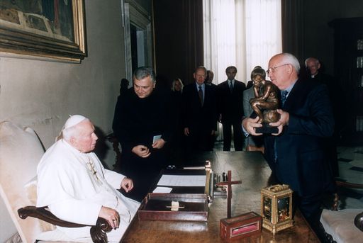 Papst Johannes Paul II (links) erhält den World
Tolerance Award vom Präsidenten Gorbatschow (rechts).