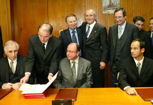 Bild zu OTS - Vertragsunterzeichnung UTA Telekom AG - Ukrtelecom.
(Sitzend v.l.n.r.) Dr.Peter Rastl (Dir. Arconet), Stanislav Dovgiy
(Aufsichtsrat Ukrtelecom), Di Romed KarrÈ. (Stehend v.l.n.r.) Der
Ukrainischer Staatspraesident Leonid Kuchma, Bp Thomas Klestil und
WKOe-Praesident Christoph Leitl.