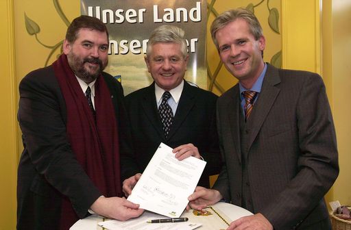 Bild zu OTS - Die Privatbrauerei Zwettl und die
Niederösterreich-Werbung unterzeichnen am 12. November 2002 im
Restaurant "Mörwald" im Schloss Grafenegg (NÖ) die
Kooperationsvereinbarung "Unser Land - Unser Bier". v.l.n.r.: Klaus
Merkl (Landestourismusmanager der Niederösterreich-Werbung),
Landesrat Ernest Gabmann, Mag. Karl Schwarz (Geschäftsführer der
Privatbrauerei Zwettl)