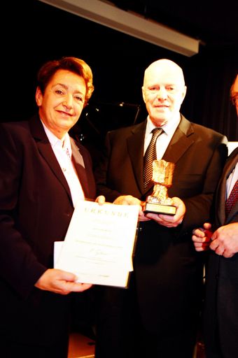 Überreichung des Österreichischen Museumspreises 2002
von BM Elisabeth Gehrer (li.) an Stefan Seigner (re.), Leiter des
Haus der Musik Wien.