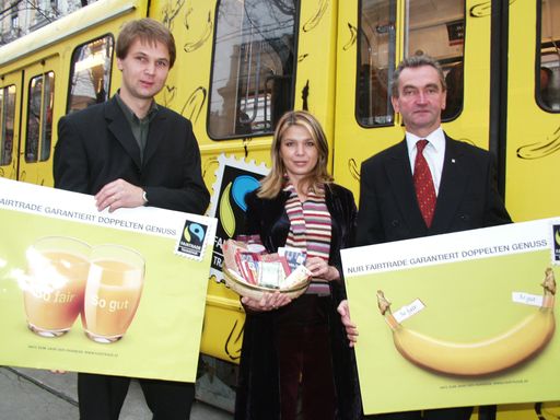 Bild zu OTS - vlnr Trans Fair Geschäftsführer Leon Lenhart, Karin
Resetarits und Dkfm. Peter Püspök (Gen. Dir Raiffeisenlandesbank
NÖ-Wien) präsentieren die neuen Plakat-Sujets.