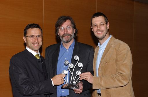 Bild zu OTS - Josef Margreiter (li), Geschäftsleiter der Tirol
Werbung, freut sich mit Regisseur Georg Riha und Johannes Köck
(re)von Cine Tirol über den europäischen Filmpreis il: cineprovince