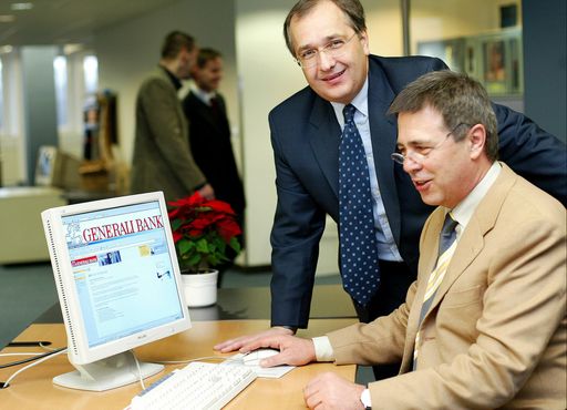Bild zu OTS - Eröffnung der www.generalibank.at per Mausklick am 16.
Dezember 2002 um 8 Uhr durch Aufsichtsratsvorsitzenden Walter Steidl
(sitzend) und Vorstand Roman Sigmund