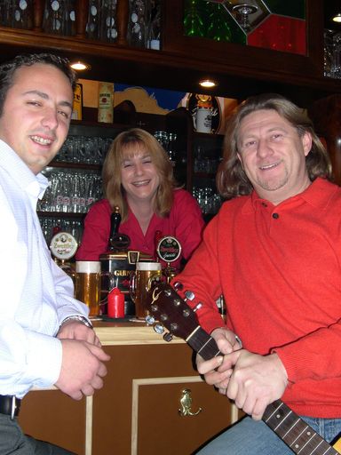 Vorschau Bild von Bild zu OTS - im Bild: Marcus Bäumel (links), Sandra, Raimund Grabner
(rechts)