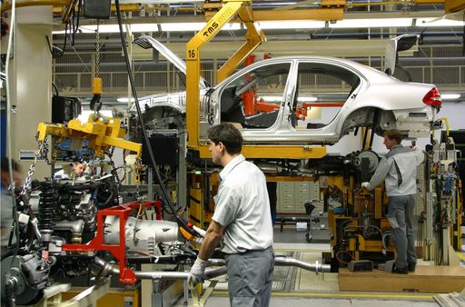 "Hochzeit" - Zusammenführung von Motor, Achsen und
Karosse