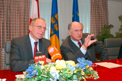 Gute wirtschaftliche Entwicklung Niederösterreichs seit
1995, im Bild bei der Präsentation der Studie Prof. Dr. Bernhard
Felderer vom IHS (links) und Landeshauptmann Dr. Erwin Pröll im NÖ
Landhaus in St. Pölten