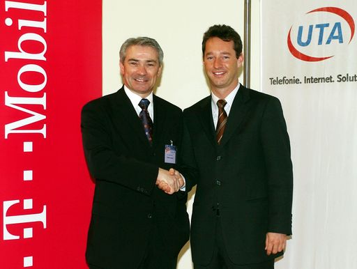 Dr. Georg Pölzl (Vorsitzender der Geschäftsführung T-Mobile Austria,
Mag. Johannes Schwertner (Vorstand UTA Telekom AG), UTA/T-Mobile
Austria präsentieren neues Modell für Business-Telefonie "
UTA&T-Mobile Business Twin"
