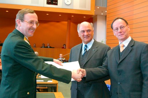 v.l.n.r. NÖ Sicherheitsdirektor Dr. Franz Prucher/ LH
Dr. Erwin Pröll/Generaldirektor-Stellvertreter für die öffentliche
Sicherheit, Dr. Herwig Haidinger