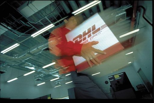 DHL Worldwide Express bringt mit seinem Service Import
Express Mustersendungen aus den fernöstlichen Wirtschaftsräumen für
die Quelle AG Österreich schnell und zuverlässig nach Österreich