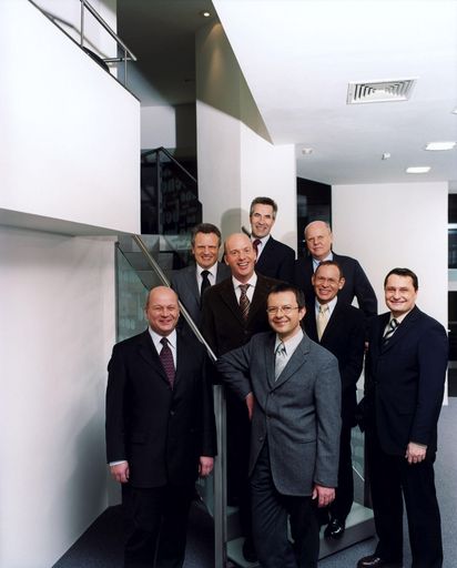 Das Management von Bene Nowy Styl SA (von links hinten
nach rechts vorne): Friedrich Hartner, Manfred Bene, Jaro Reiser,
Thomas Bene, Frank Wiegmann, Erich Scherzer, Adam Krzanowski und
Dieter Pröll