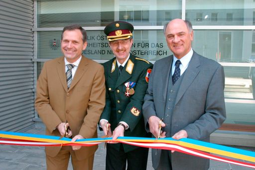 Eröffnung des neuen Amtsgebäudes der
Sicherheitsdirektion
v.l.n.r. BM Strasser, Sicherheitsdeirektor Prucher, LH Pröll