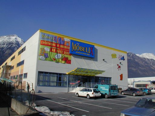 Der zur Lutz-Gruppe gehörende Superdiskonter MÖBELIX
eröffnet seine 30. Filiale in der Tiroler Landeshauptstadt. Im
ehemaligen Gebäude von Europa Möbel Reiter entsteht mit der 4.
Tiroler Filiale endlich der erste Möbel-Diskonter in der
Landeshauptstadt.