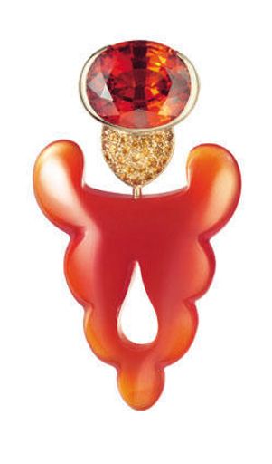 Was zeichnet die Schmuckstücke eines exzellenten
Goldschmieds aus? Natürlich die hochwertigen Materialien, aber vor
allem die Kreativität im Design und der Funktionalität. Das Haus
Köchert besticht mit einer glänzenden Idee: Schmuck wird tragbarer,
wenn sich der Ohrclip in eine Brosche verwandeln lässt.