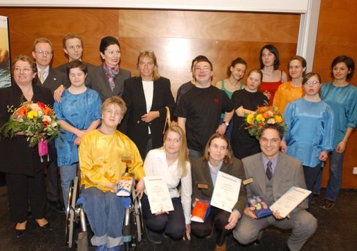 Im Bild v.l.n.r.: hinterer Reihe: Choreografin Katalin
Zanin, Akademischer Leiter der FHS Technikum Wien, Dr. Fritz
Schmöllebeck, Obmann der FHS Technikum Wien, Mag. Georg Kapsch,  Dr.
Margot Klestil-Löffler, Vizebürgermeisterin Mag. Grete Laska, mit
Mitgliedern der Tanzgruppe "ich bin ok". Vorne hockend: Die Sieger
des Social Awards: Ulrike Weber, Dipl.Ing(FH) Heidelinde Pfleger und
Karl Wolf.