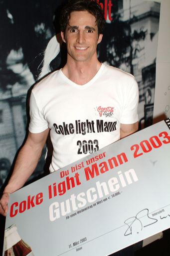 BILD zu OTS0029 - Ein Coke light Mann nach Ihrem Geschmack: And the
Winner 2003 is . . . der 30jährige Architekt Christoph Schiener aus
Wien
