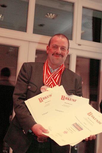 138 Brenner aus zehn Ländern beteiligten sich an der
internationalen Edelbrandprämierung Destillata 2003 +++ Siegfried
Herzog (Salzburg) - im Bild - sichert sich den Gesamtsieg vor Josef
Hochmair (Oberösterreich) und Albert Büchele (Vorarlberg) +++
Sonderpreis "Destillata Newcomer of the Year" geht an Willi
Burgstaller (Oberösterreich) +++ Große Beteiligung an der
Sondergruppe "Zigarrenbrände"