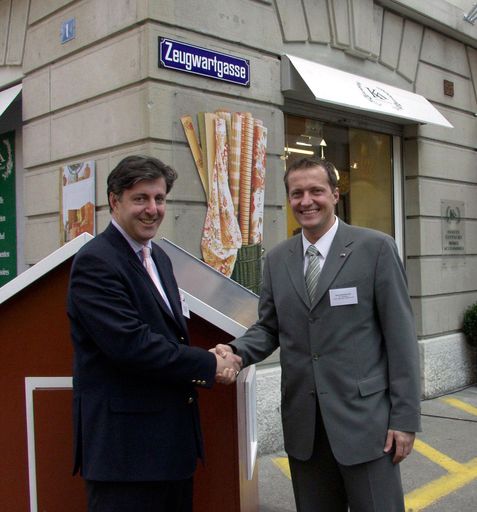 Hauptsponsor der "2. Sacher-Jause" am 13. März war
Volvo Automobile (Schweiz) AG. +++ Marketingdirektor von Volvo
Automobile (Schweiz) AG ist der Linzer Mag. Georg Redlhammer (Bild
rechts). Christian Reichel (Bild links) ist als Geschäftsführer von
KA International für Österreich, Liechtenstein, die Schweiz, die
Slowakei und Tschechien verantwortlich.