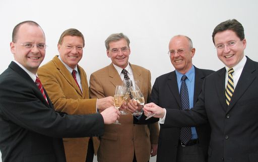 Joint Venture perfekt gemacht - Im Bild v.l.n.r.:
DETO-Geschäftsführer Alfred della Torre junior, DETO-Gesellschafter
KR Fritz Unterberger, Lenze-Vorstandsvorsitzender Dr. Erhard
Tellbüscher, DETO-Gesellschafter Alfred della Torre senior und
Lenze-Vorstandsmitglied Michael Mölleken.