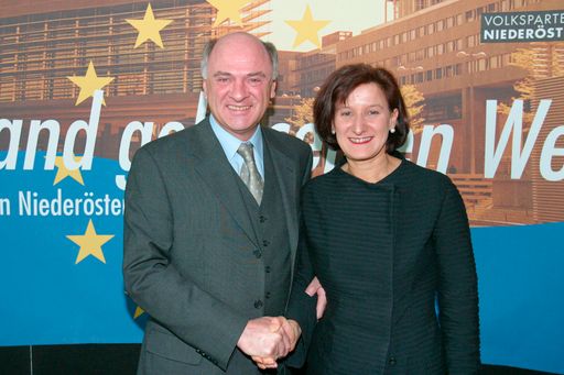 Mag. Johanna Mikl-Leitner übernimmt das neu geschaffene
Generationenressort sowie das EU-Erweiterungsressort.