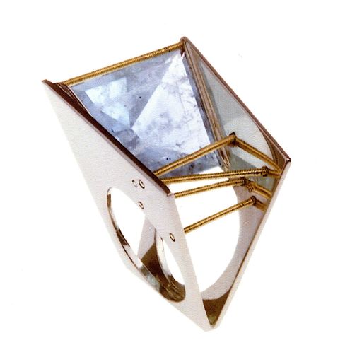 Die GoldschmiedeMeisterGilde ist eine
Experten-Plattform für hochwertigen Schmuck, um das hohe Niveau des
österreichischen Goldschmiede-Handwerks zu pflegen. Im Bild: Ring mit
Aquamarin von Goldschmiedemeister Michael Eipeldauer