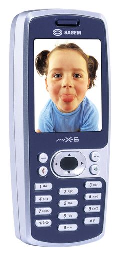 Nachdem SAGEM mit dem SAGEM myX-5 das Farbdisplay im
Handybereich für jedermann verfügbar gemacht hat, wird nun das SAGEM
myX6 vorgestellt, ein Multimedia-Handy mit eingebauter Digitalkamera.