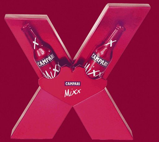 Mit der Lancierung von Campari Mixx - einem
erfrischenden Mischgetränk mit geringem Alkoholgehalt (5% Vol.) auf
Basis Campari Bitter, Grapefruitsaft und Kohlensäure - setzt die
italienische Traditionsmarke ein starkes Zeichen im boomenden
Ready-to-Drink (RtD)-Markt in Österreich.