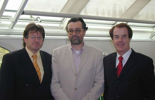 Frank Dicker, Saubermacher-Vorstand (im Bild links),
und KR Hans Roth, Saubermacher-Vorstandssprecher, flankieren Dr.
Herbert Dittmann (ENAGES-Geschäftsführer) nach der
Vertragsunterzeichnung