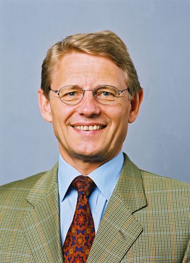 Ab 1. Mai 2003 übernimmt Dr. Peter Reinecke (52), der
in den letzten 3 Jahren das deutsche Süßwarengeschäft geführt hat,
wieder die Verantwortung als Managing Director Österreich.