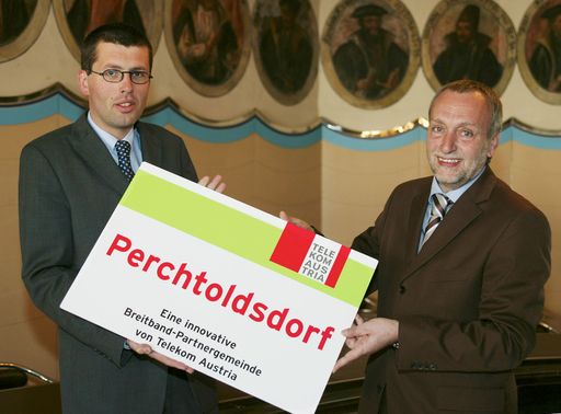 Perchtoldsdorf wird zweite österreichische
Breitband-Partnergemeinde von Telekom Austria. Im Bild:
Ing. Mag. Rudolf Fischer, Marketing und Technik-Vorstand von Telekom Austria (re.), Martin Schuster, Bürgermeister der Marktgemeinde Perchtoldsdorf (li.)