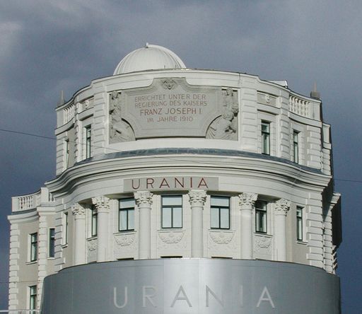 Betreiber Constantin Film setzt auf prädikatisierte
Filme, Service und Komfort. Am 7. Mai wird das Kino in der Wiener
Urania mit einer großen ORF-Gala wiedereröffnet.