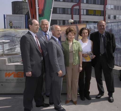 (v.l.n.r.:) Dr. Erich Haider/Fernwärme Wien, Dr.
Michael Obentraut/Wien Energie, Vzbgmstr. Dr. Sepp Rieder, Dr. Helga
Häupl-Seitz, die Künstlerin Alexandra Klammer, Prof. Christian Ludwig
Attersee