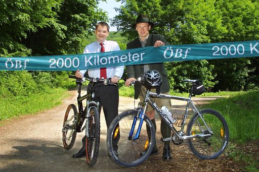 ÖBf-Vorstand Thomas Uher und Toni Pfeffer eröffnen den 2000.km Mountainbikeweg auf ÖBf-Flächen