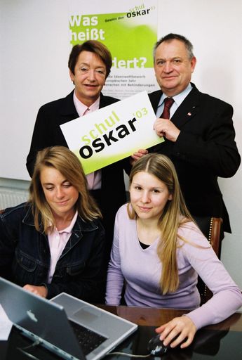 Bildungsministerin Elisabeth Gehrer und Sozialminister
Herbert Haupt zeigen, wie man beim SchulOskar mitmacht: mehr Infos
unter www.gleichanders.at.