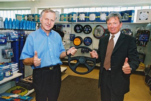 Logistiker realisiert aktuell Kunden-Projekte für
Birner und Kia Austria. 
Im Bild: Erich Salchegger (li.), Verkaufsleiter von Birner mit Franz
Hartmann (re.),  Strategischer Kundenmanager von In-night