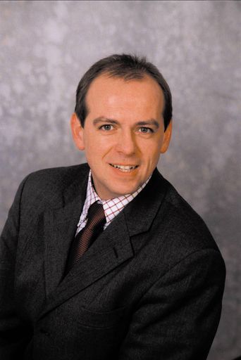 Die Generalversammlung der FHW bestellte mit 28. Mai
2003 einen neuen Geschäftsführer: Ing. Mag. Stefan Krammer (38).
