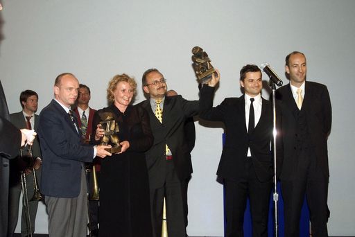 Vorschau Bild von Die Gewinner in der Kategorie Dienstleistungen Bank
Austria Creditanstalt und Jung von Matt/Donau freuen sich über den
Print Oscar, überreicht von "Krone"-Chefredakteur Dr. Christoph
Dichand; Im Bild v.l.n.r.: Walter Schober (BA/CA), Marianne
Springinsfeld (JvM), Peter Drobil (BA/CA), Dr. Christoph Dichand
(Kronen Zeitung)