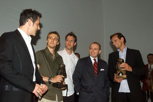 Vorschau Bild von Der Print Oscar in der Kategorie Handel ging an den
Kunden Cosmos Elektrohandels GmbH. & Co. KG und die Agentur Lowe GGK;
Im Bild v.l.n.r.: Moderator Christian Clerici, Andreas Gesierich,
Andreas Gabler (beide Lowe GGK), Mag. Manfred Warmuth (Cosmos) und
Erich Falkner (Lowe GGK)