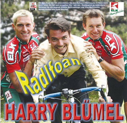 Der Ex-Rad-Staatsmeister und Tour-Moderator Harry
Blümel präsentiert vor der ersten Etappe auf dem Salzburger
Mirabellplatz seinen ersten eigenen Song. (v.l.n.r.) Roland Garber,
Weltcup-Sieger und Vizeweltmeister, Harry Blümel, Franz Stocher,
zweifacher Vizeweltmeister