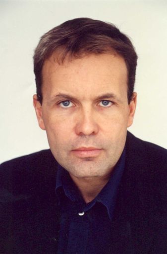 Reinhard Christl, 41, wird Leiter des Studienganges
Journalismus, der im Herbst 2003 an der Fachhochschule der Wirtschaft
(FHW) in Wien startet und vom Entwicklungsteam um Andy Kaltenbrunner
konzipiert wurde.